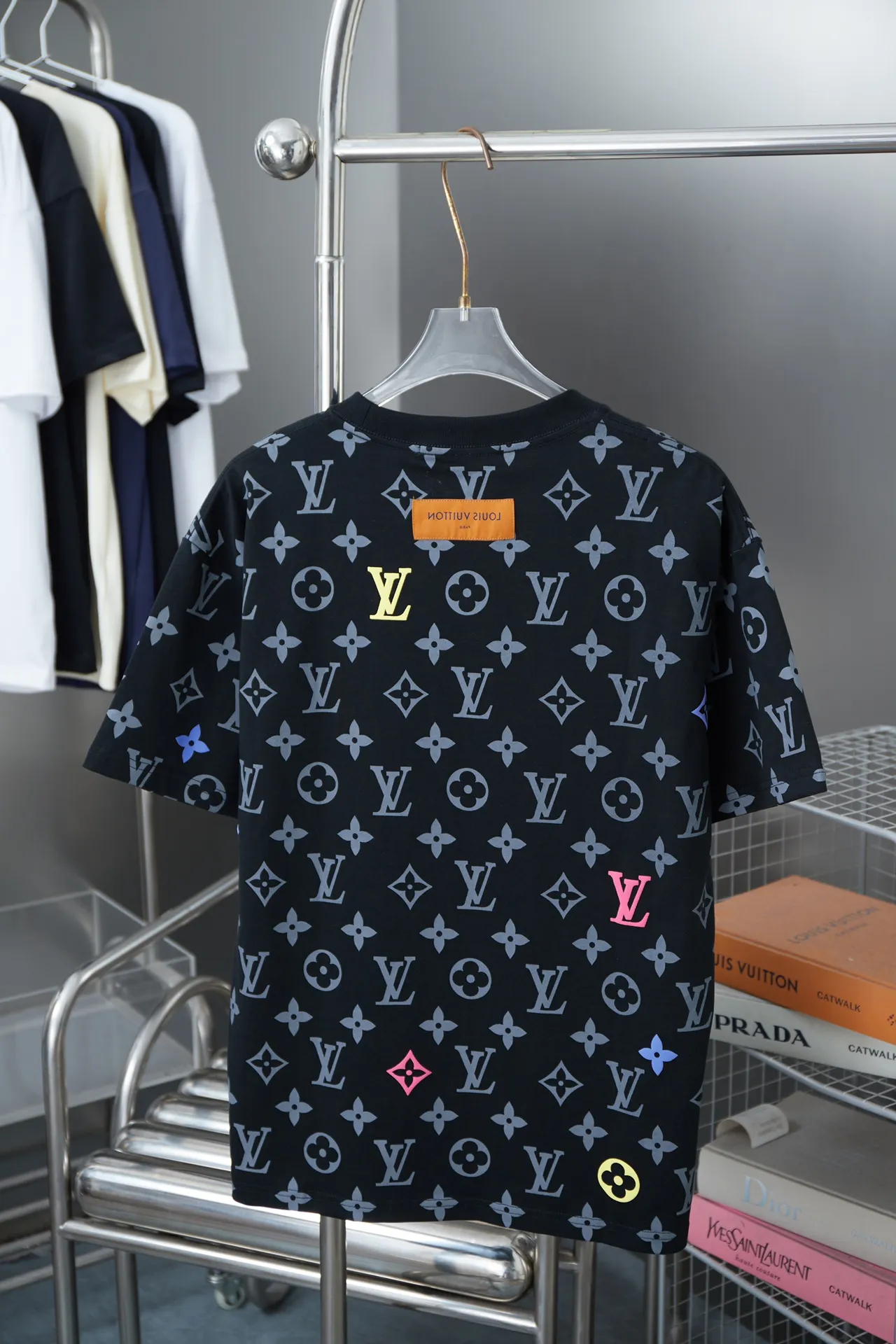 🅿️190 Louis LV 25ss new early spring short-sleeved short sleeves with full-bottom printed foam letters. Light luxury. A must-have item for men and women for daily commuting. Correct version. Welcome to compare. Detailed features · 320g 100% cotton double yarn jersey fabric · Digital direct-injection cloth dyeing and printing logo pattern · Color gradient LV letters three-dimensional foam · Double-needle stitching and cross-stitching technology · Original main mark, washable tag, brand moisture-proof paper packaging Color: black/white Size: S/M/L/XL